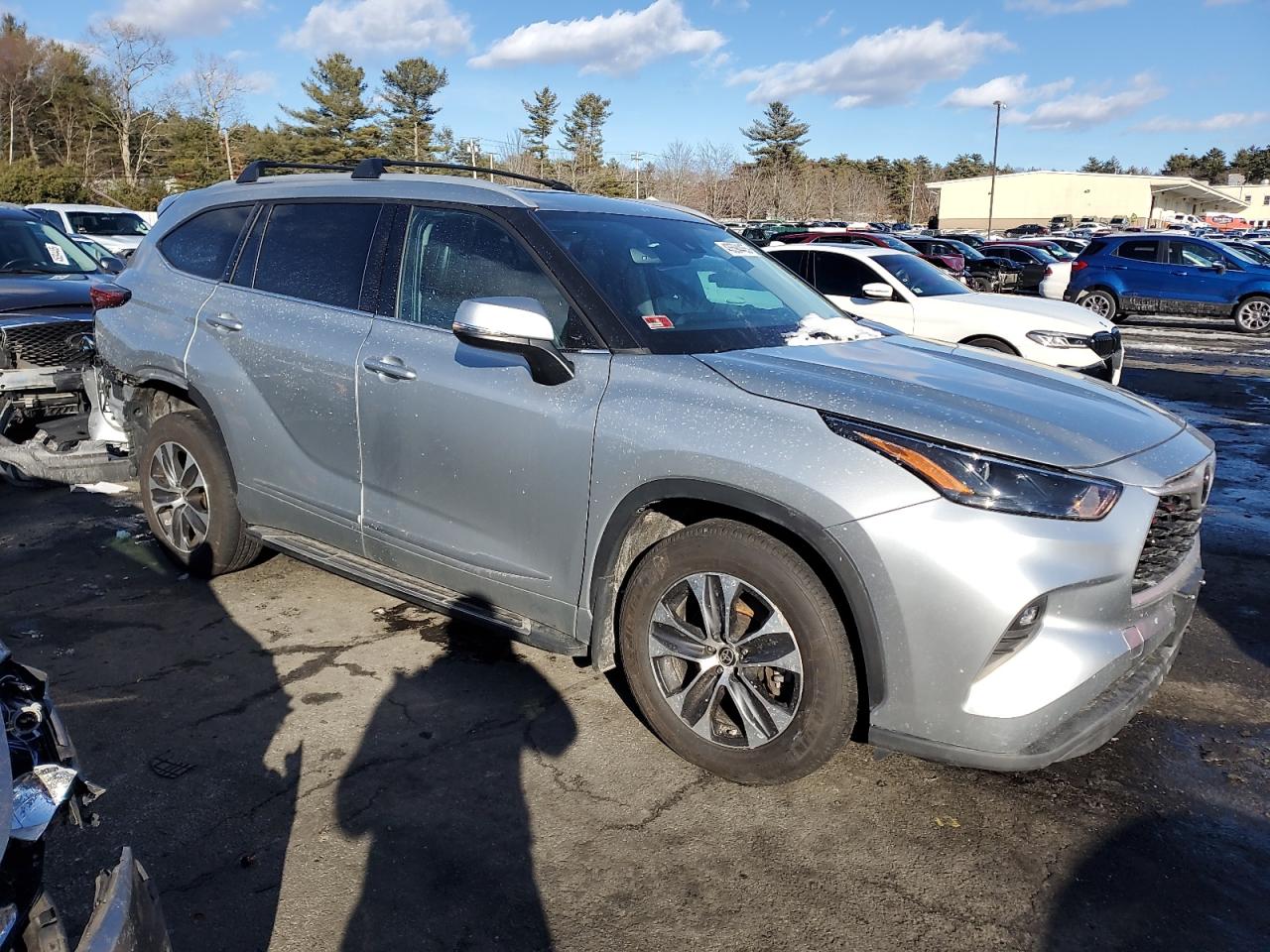 2022 Toyota Highlander VIN 5TDGZRBH7NS588706 Copart auction photo, rear end / minor dent/scratches damage thumbnail 4