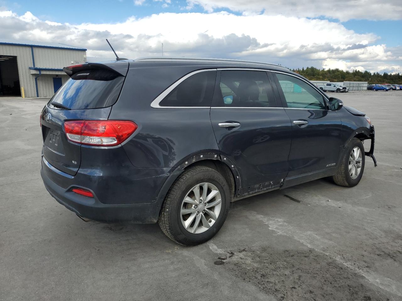 2017 KIA Sorento VIN 5XYPGDA5XHG224393 Copart auction photo, front end damage thumbnail 3