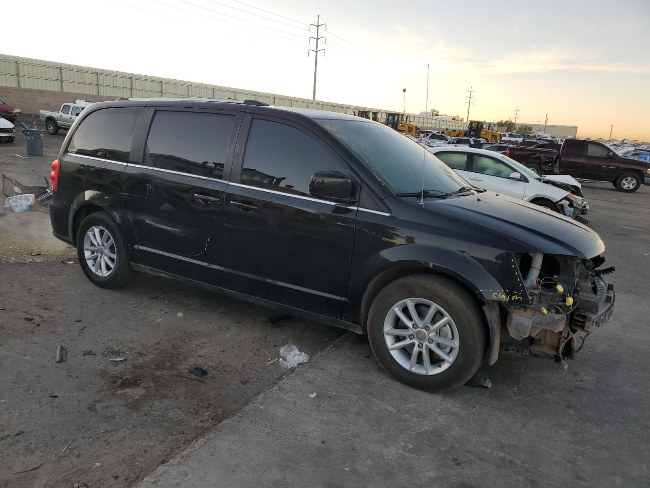 2019 Dodge Caravan VIN 2C4RDGCG5KR772032 Copart auction photo, front end / side damage thumbnail 4