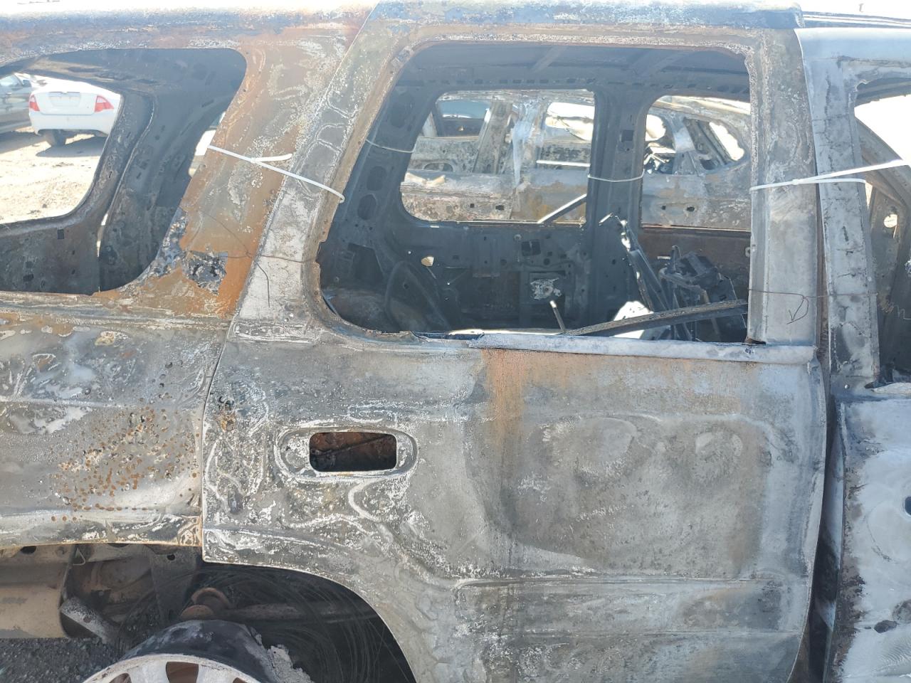 2004 GMC Envoy VIN 1GKDS13SX42112818 Copart auction photo, burn damage thumbnail 10