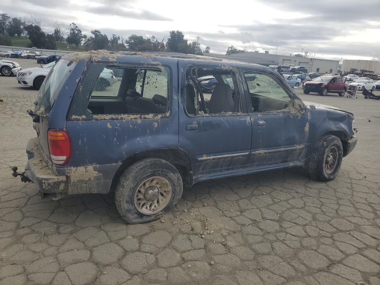 2000 Ford Explorer VIN 1FMZU62X3YZC03282 Copart auction photo, rollover / water/flood damage thumbnail 3