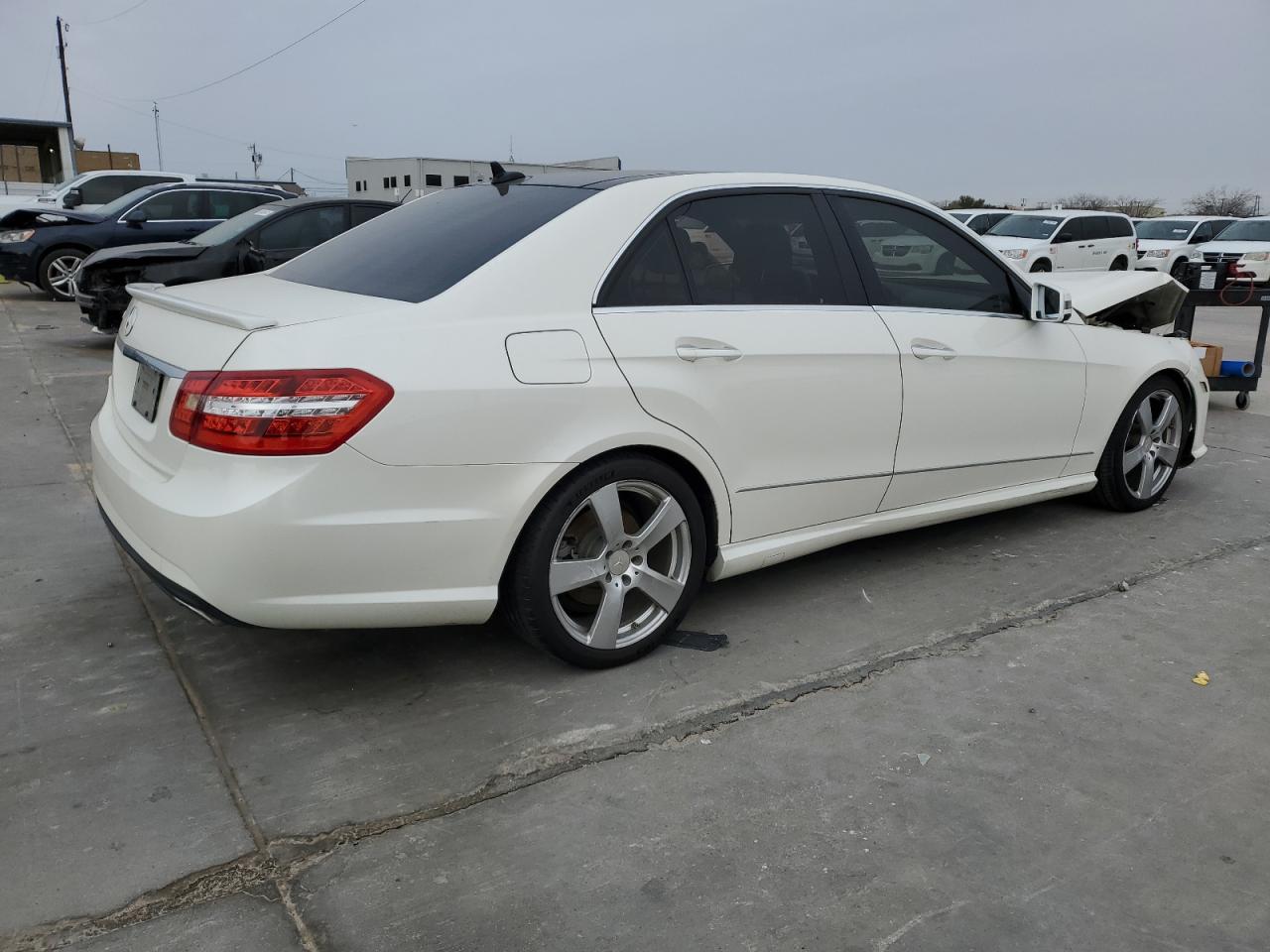 2011 Mercedes-Benz E-klasse VIN WDDHF5GBXBA417425 Copart auction photo, front end damage thumbnail 3