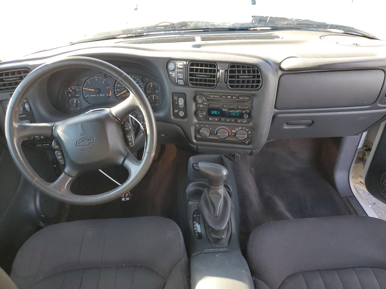 2005 Chevrolet Blazer VIN 1GNCT18X65K106659 Copart auction photo, front end / hail damage thumbnail 8