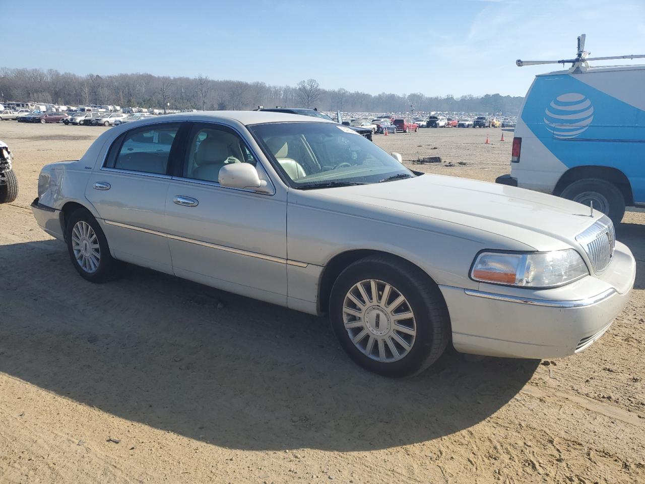 2005 Lincoln Town Car VIN 1LNHM81W95Y636400 Copart auction photo, rear end / minor dent/scratches damage thumbnail 4