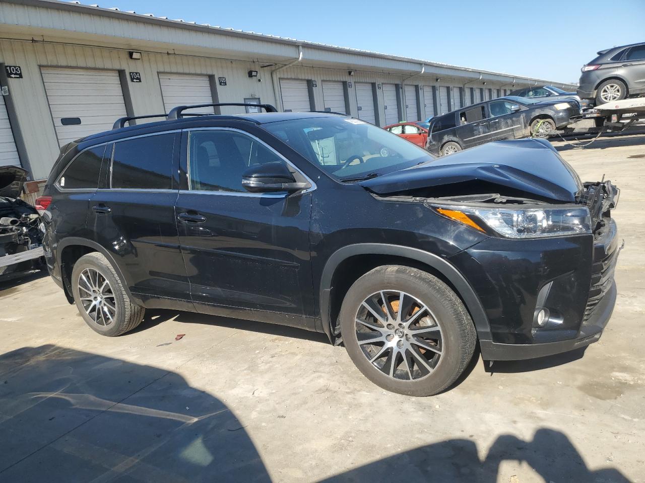 2017 Toyota Highlander VIN 5TDJZRFH3HS432196 Copart auction photo, front end damage thumbnail 4