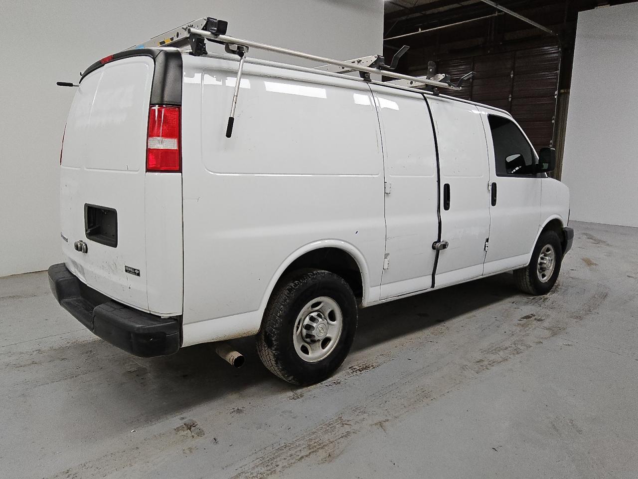 2018 Chevrolet Express VIN 1GCWGAFG5J1178546 Copart auction photo, normal wear damage thumbnail 3