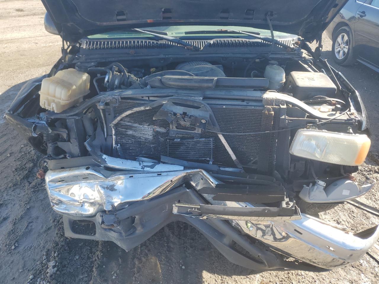 2005 GMC Yukon VIN 1GKFK16Z95J128632 Copart auction photo, front end / minor dent/scratches damage thumbnail 12