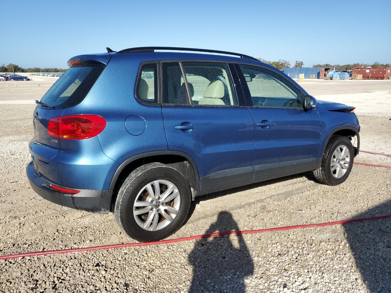 2017 Volkswagen Tiguan VIN WVGAV7AX7HK022387 Copart auction photo, front end damage thumbnail 3