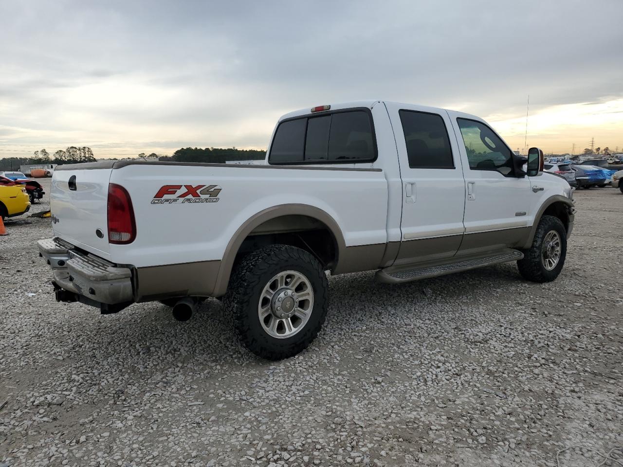 2005 Ford F250 VIN 1FTSW21P85EB80904 Copart auction photo, front end damage thumbnail 3