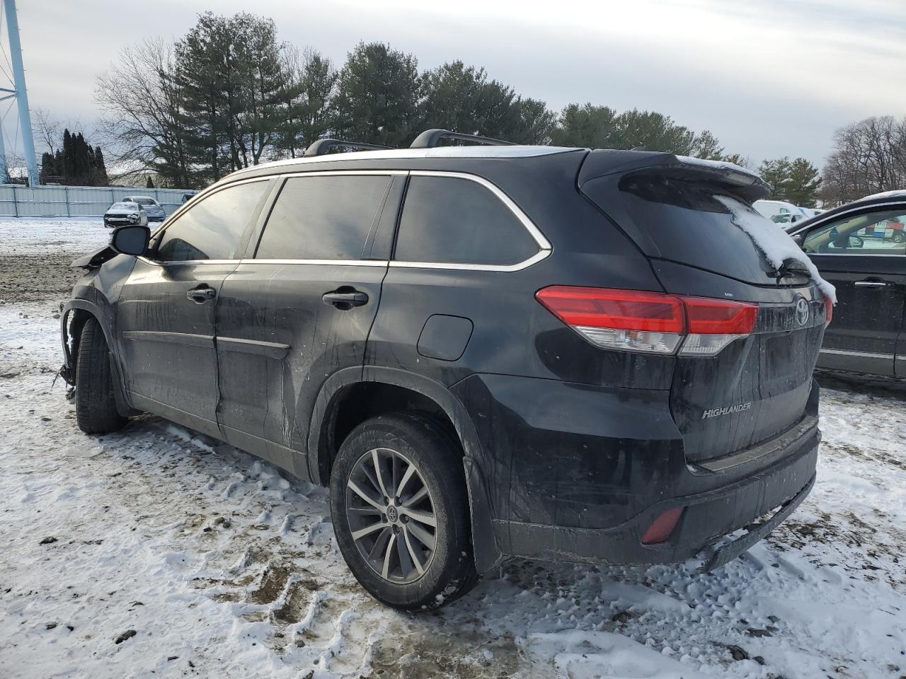 2018 Toyota Highlander VIN 5TDJZRFH5JS555018 Copart auction photo, front end damage thumbnail 2