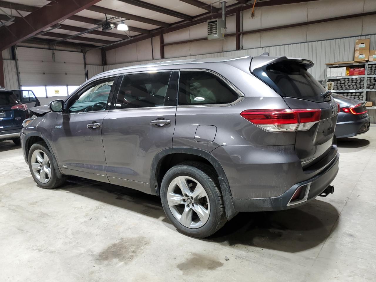 2019 Toyota Highlander VIN 5TDDGRFH9KS061037 Copart auction photo, front end damage thumbnail 2
