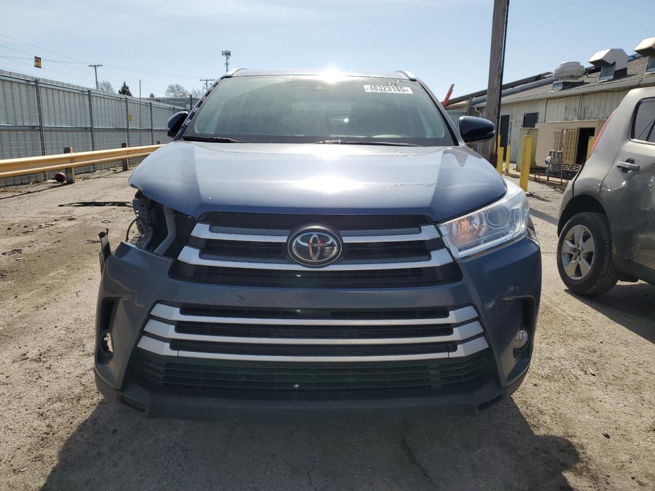 2017 Toyota Highlander VIN 5TDJZRFHXHS453417 Copart auction photo, front end / side damage thumbnail 5