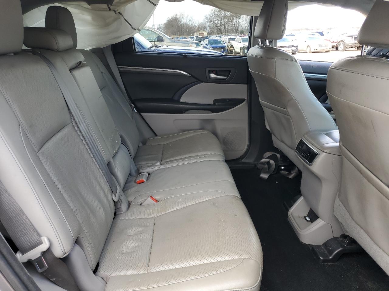2017 Toyota Highlander VIN 5TDYZRFH2HS232814 Copart auction photo, front end damage thumbnail 11