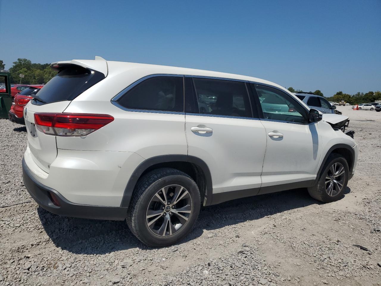 2019 Toyota Highlander VIN 5TDZZRFH9KS301705 Copart auction photo, front end damage thumbnail 3