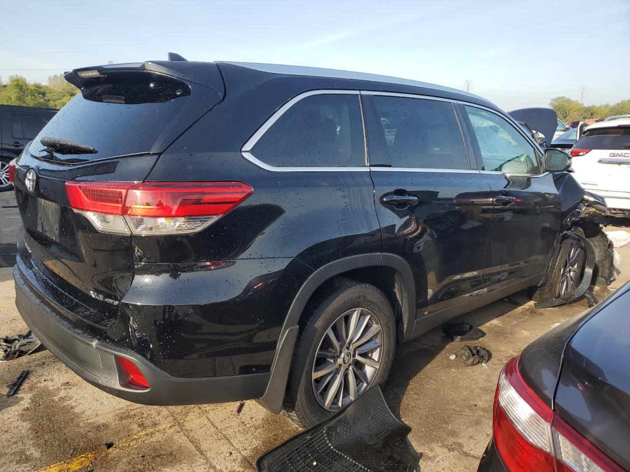 2019 Toyota Highlander VIN 5TDJZRFH6KS591205 Copart auction photo, front end / side damage thumbnail 3