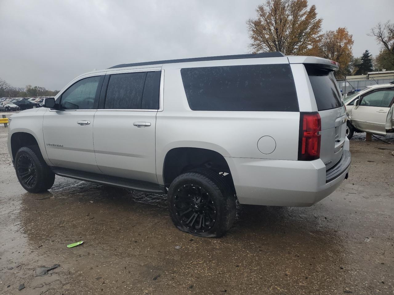 2016 Chevrolet Suburban VIN 1GNSKHKC1GR257416 Copart auction photo, minor dent/scratches damage thumbnail 2