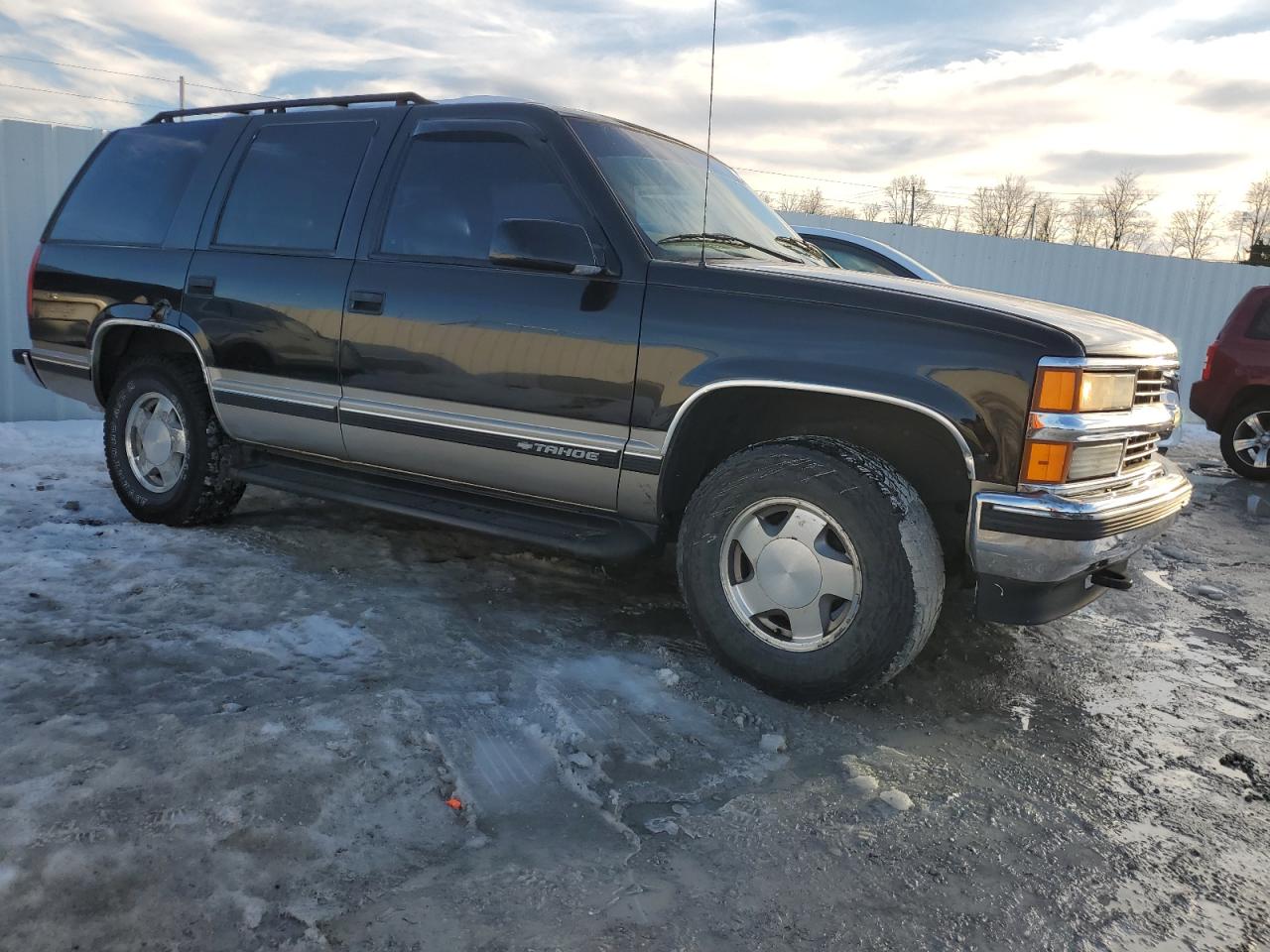 1998 Chevrolet Tahoe VIN 1GNEK13R2WJ370599 Copart auction photo, side damage thumbnail 4