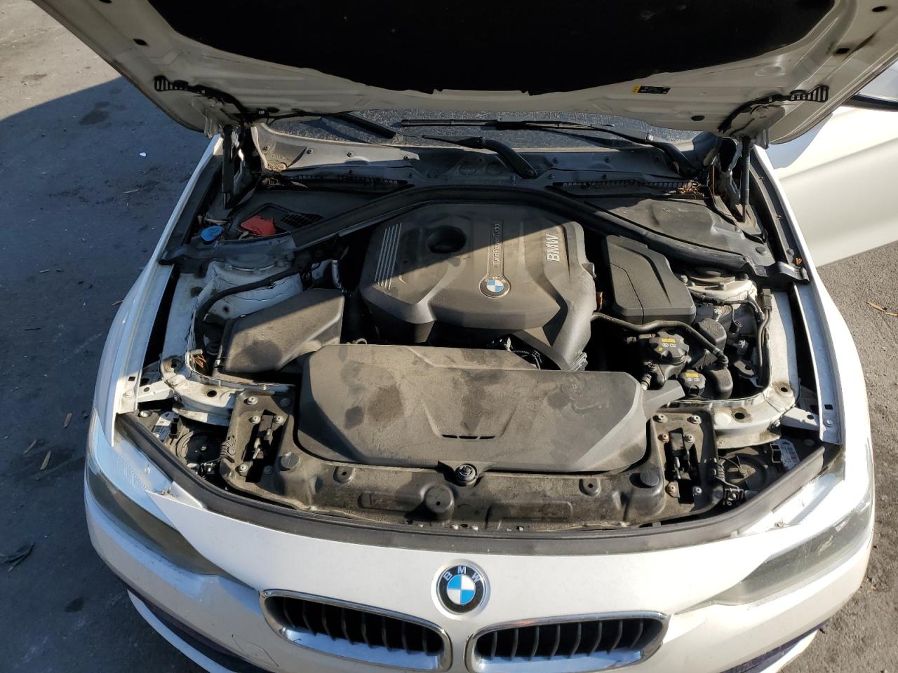 2017 BMW 3er VIN WBA8D9G53HNU60469 Copart auction photo, minor dent/scratches damage thumbnail 11