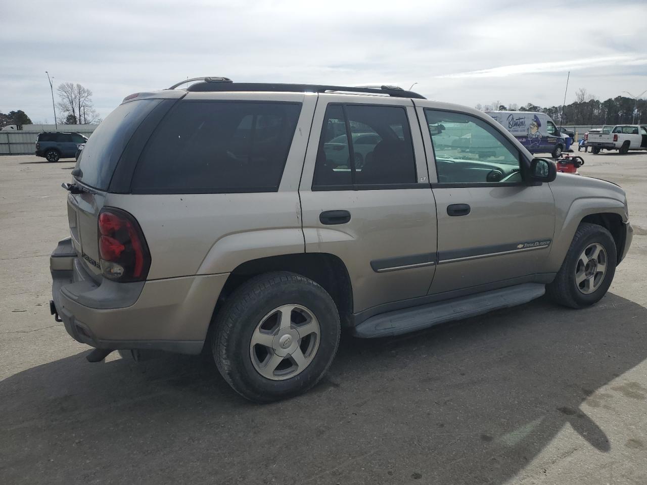 2002 Chevrolet TrailBlazer VIN 1GNDS13SX22158374 Copart auction photo, side / front end damage thumbnail 3