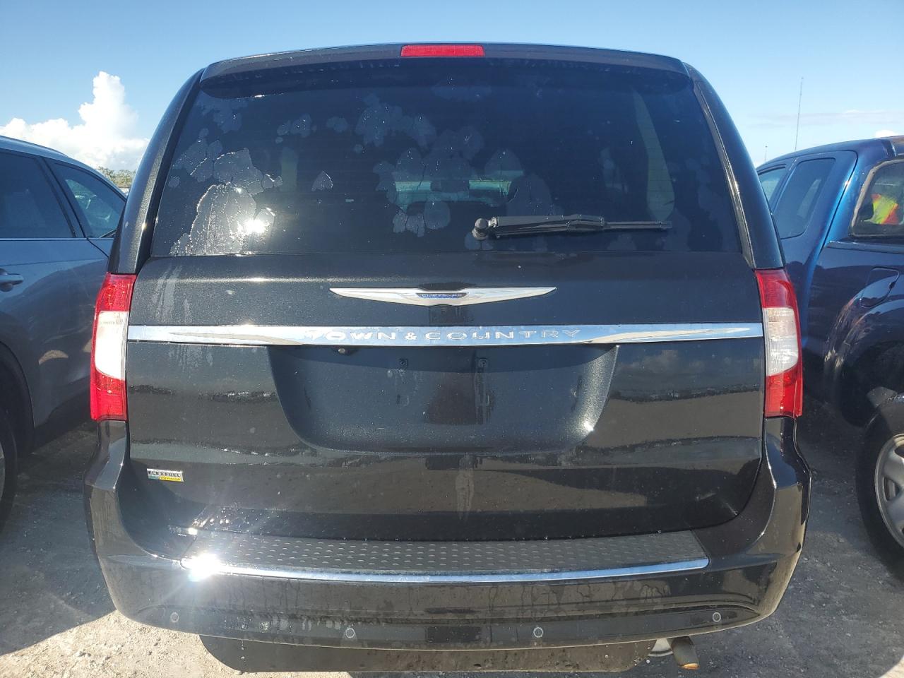 2016 Chrysler Town & Country VIN 2C4RC1BG7GR261446 Copart auction photo, water/flood / minor dent/scratches damage thumbnail 6