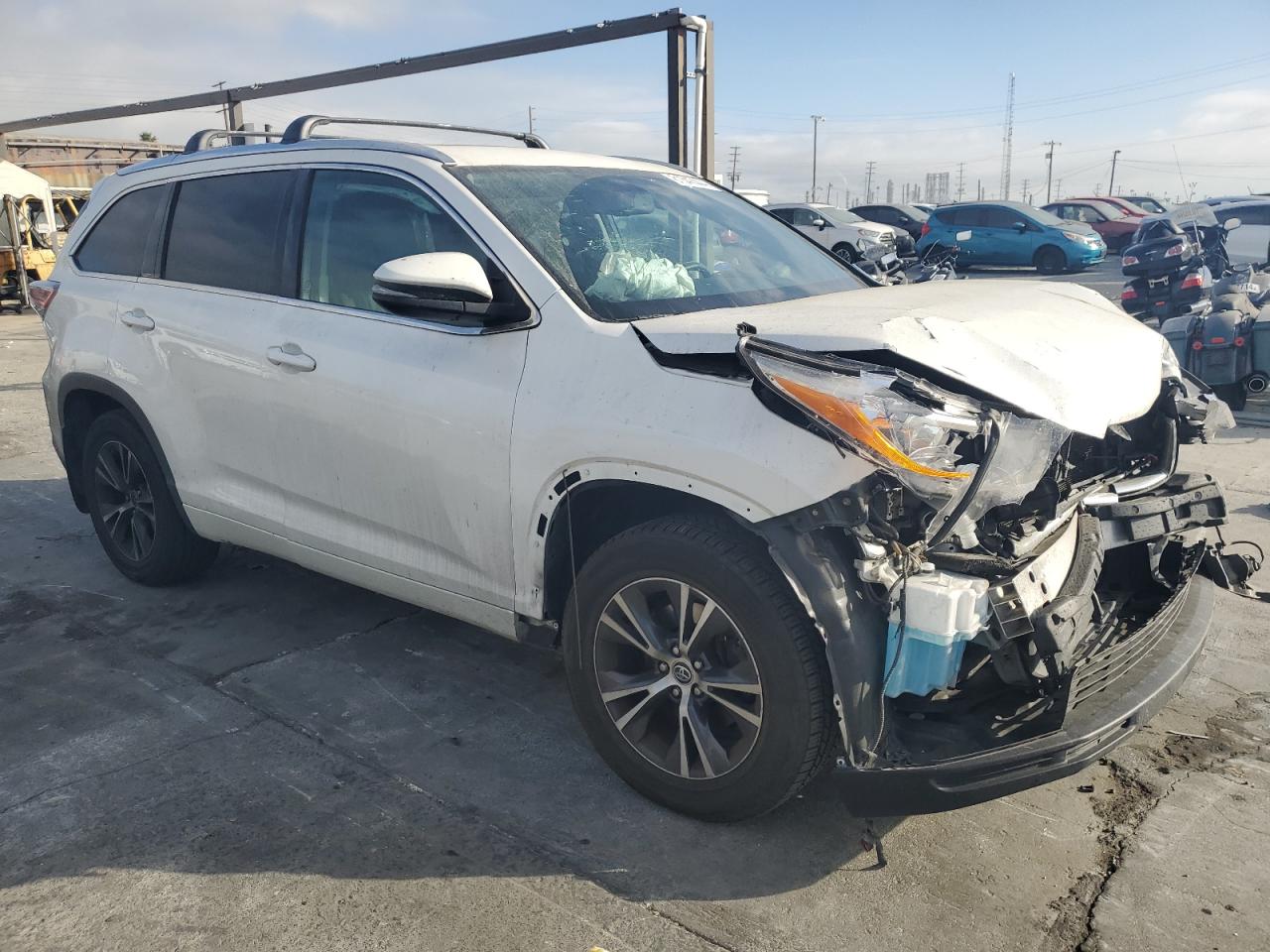 2016 Toyota Highlander VIN 5TDJKRFH3GS242305 Copart auction photo, front end / minor dent/scratches damage thumbnail 4