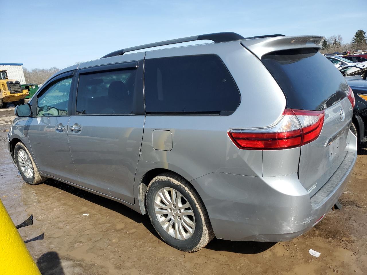 2015 Toyota Sienna VIN 5TDYK3DC1FS676305 Copart auction photo, front end damage thumbnail 2