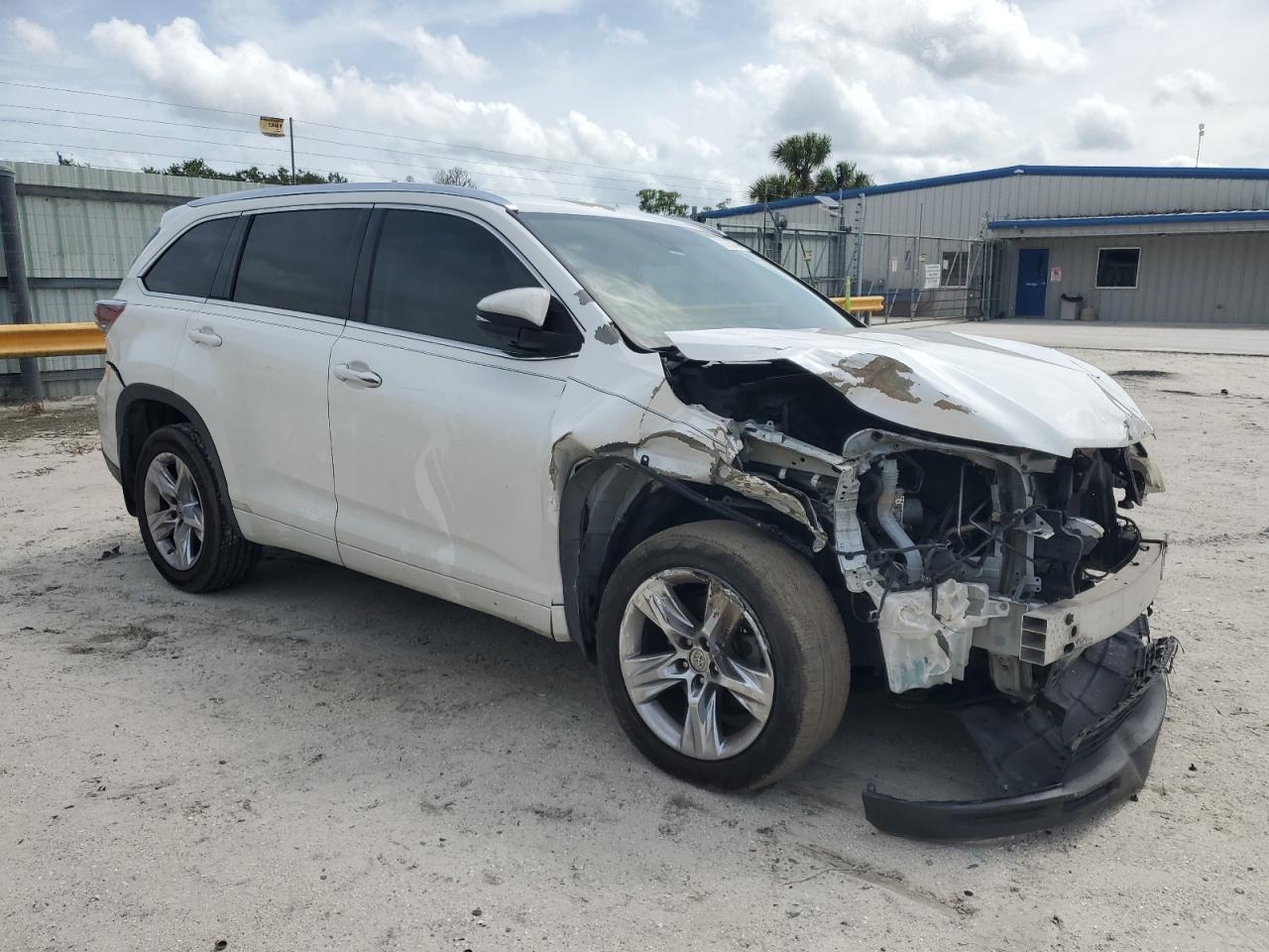 2015 Toyota Highlander VIN 5TDDKRFH9FS125663 Copart auction photo, all over / minor dent/scratches damage thumbnail 4