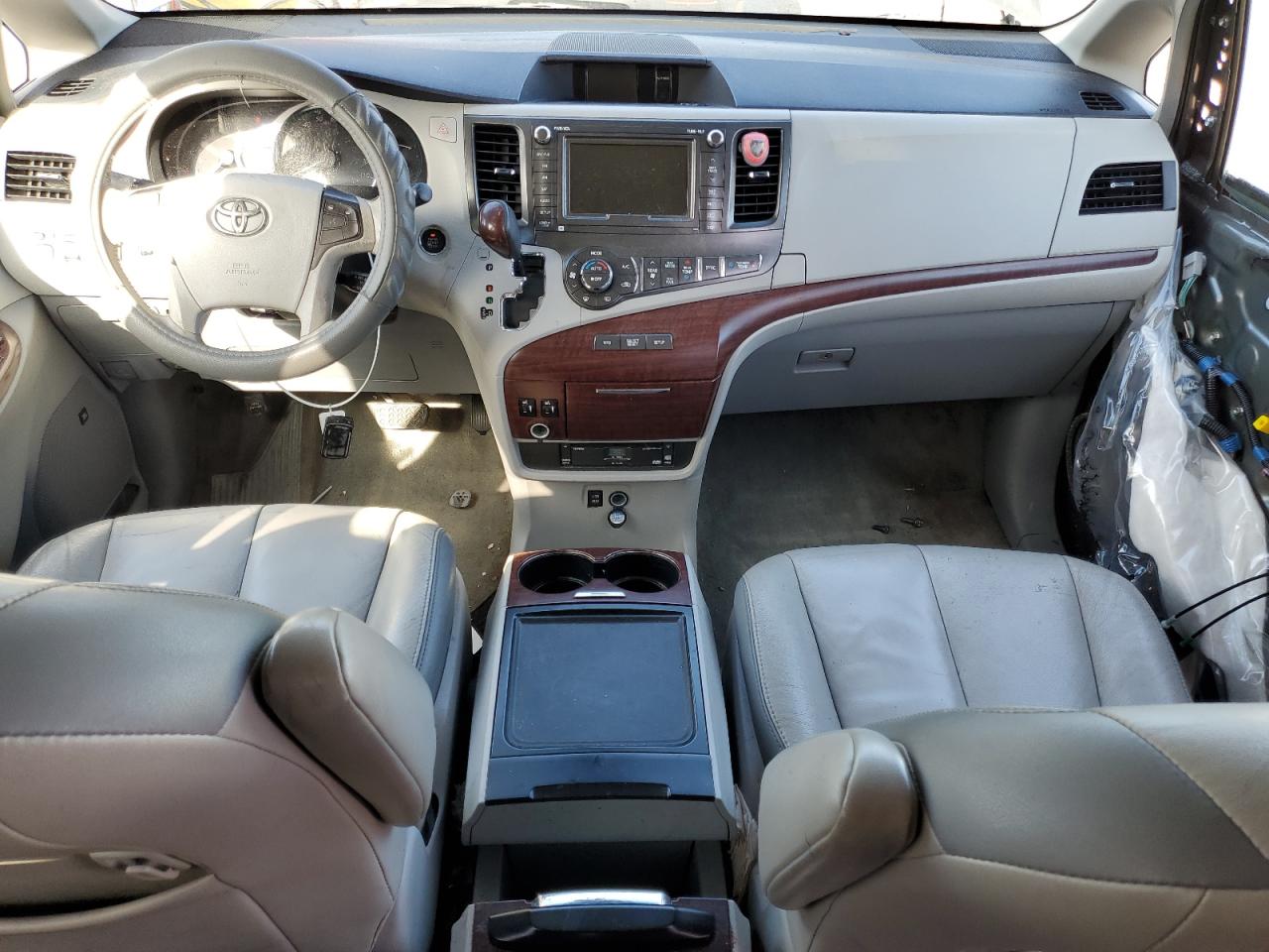 2013 Toyota Sienna VIN 5TDYK3DC0DS359399 Copart auction photo, front end / minor dent/scratches damage thumbnail 8