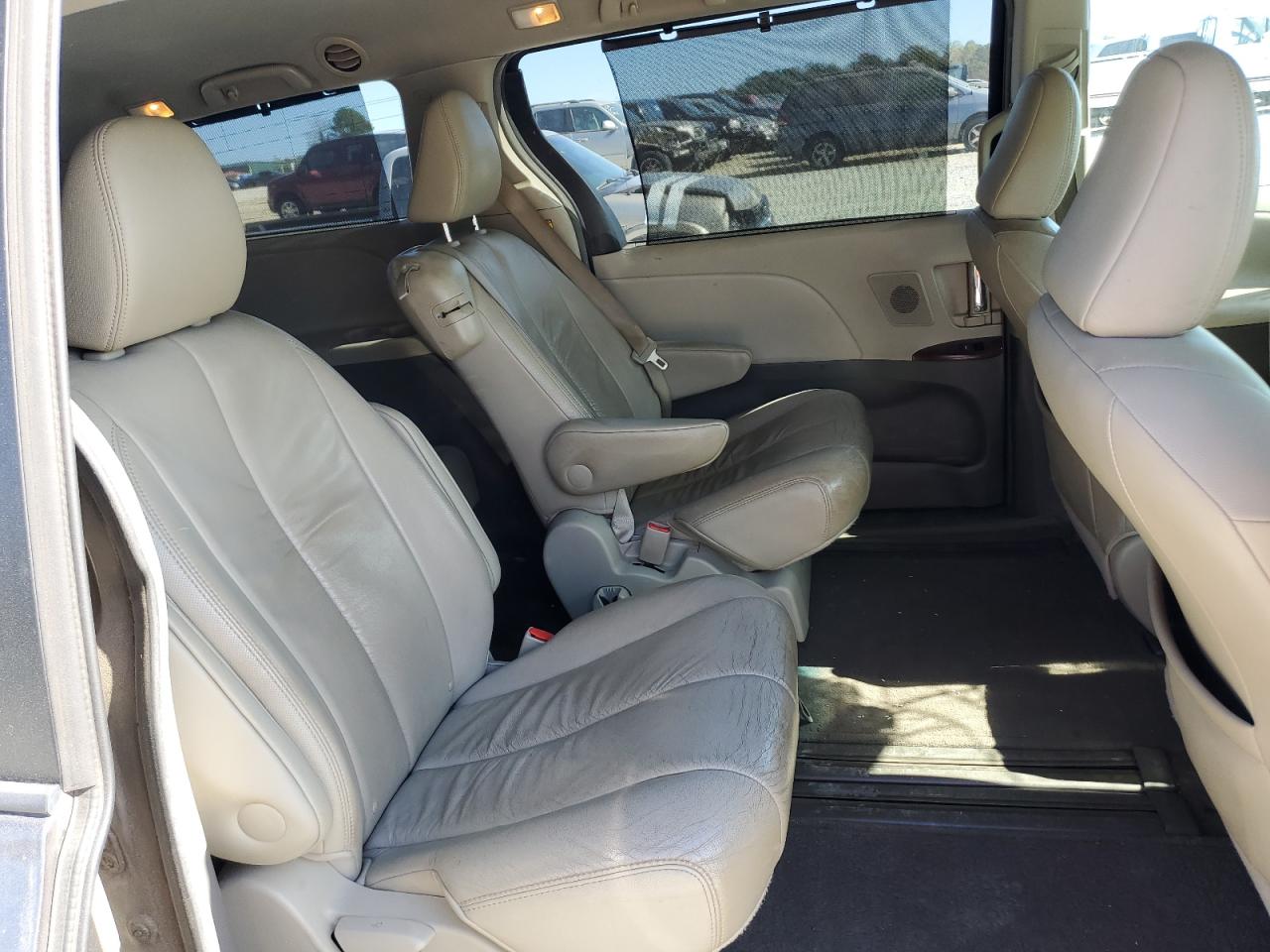 2011 Toyota Sienna VIN 5TDYK3DCXBS114364 Copart auction photo, front end damage thumbnail 11
