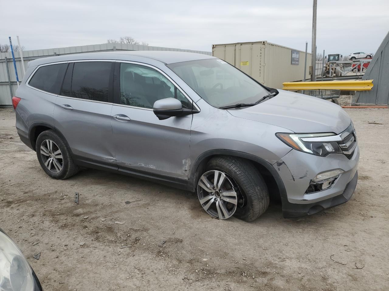 2017 Honda Pilot VIN 5FNYF6H3XHB064966 Copart auction photo, front end / side damage thumbnail 4