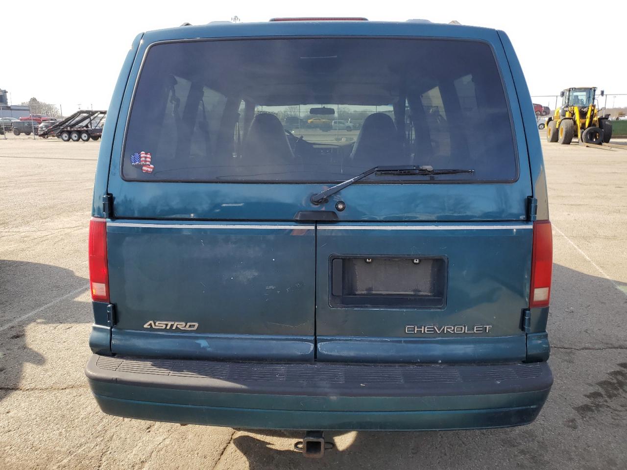 2000 Chevrolet Astro VIN 1GNDM19W3YB193609 Copart auction photo, front end / side damage thumbnail 6