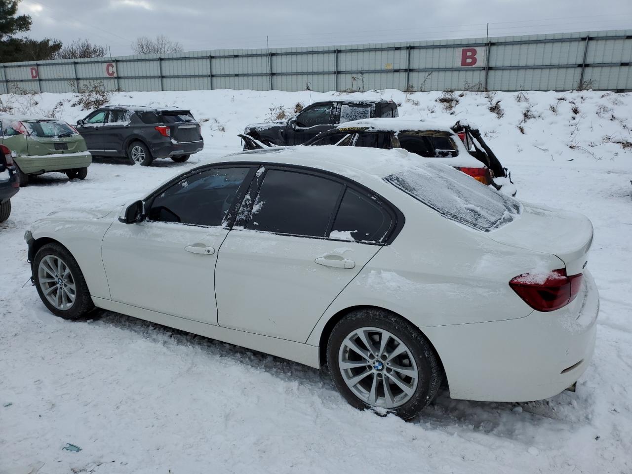 2016 BMW 3er VIN WBA8A3C50GK690806 Copart auction photo, front end / minor dent/scratches damage thumbnail 2