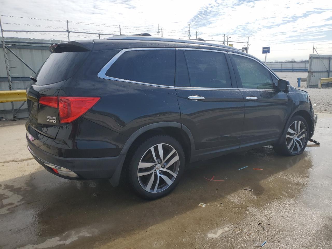 2017 Honda Pilot VIN 5FNYF6H92HB016186 Copart auction photo, front end / side damage thumbnail 3
