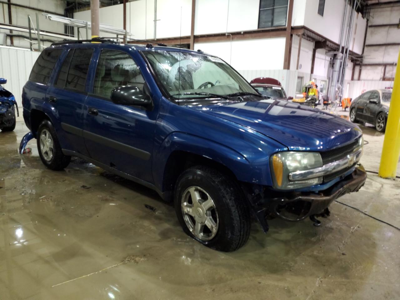 2005 Chevrolet TrailBlazer VIN 1GNDT13S752383370 Copart auction photo, all over damage thumbnail 4