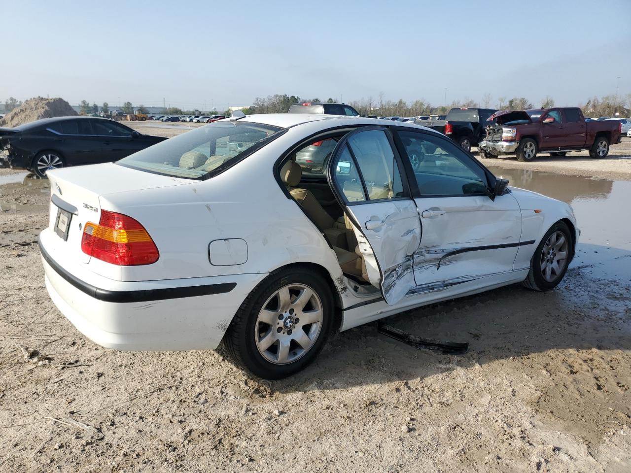 2004 BMW 3er VIN WBAET37434NJ45417 Copart auction photo, side / minor dent/scratches damage thumbnail 3