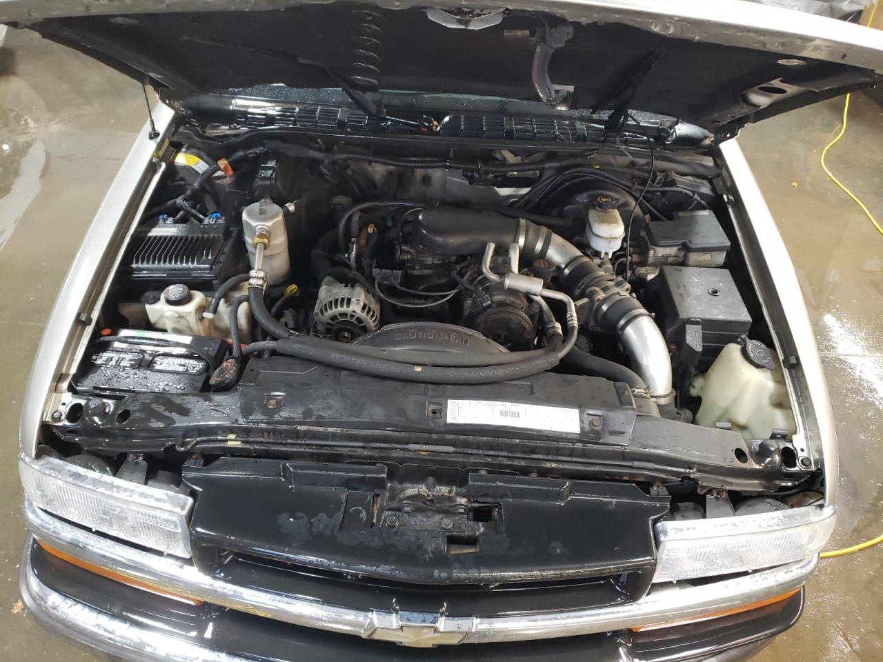 2000 Chevrolet Blazer VIN 1GNDT13W3Y2216351 Copart auction photo, front end damage thumbnail 11