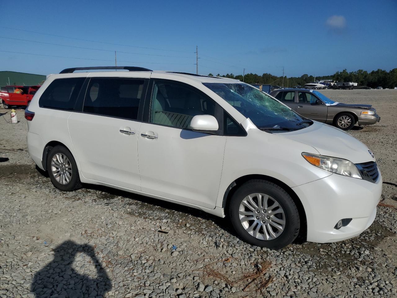 2015 Toyota Sienna VIN 5TDYK3DC3FS627543 Copart auction photo, all over damage thumbnail 4