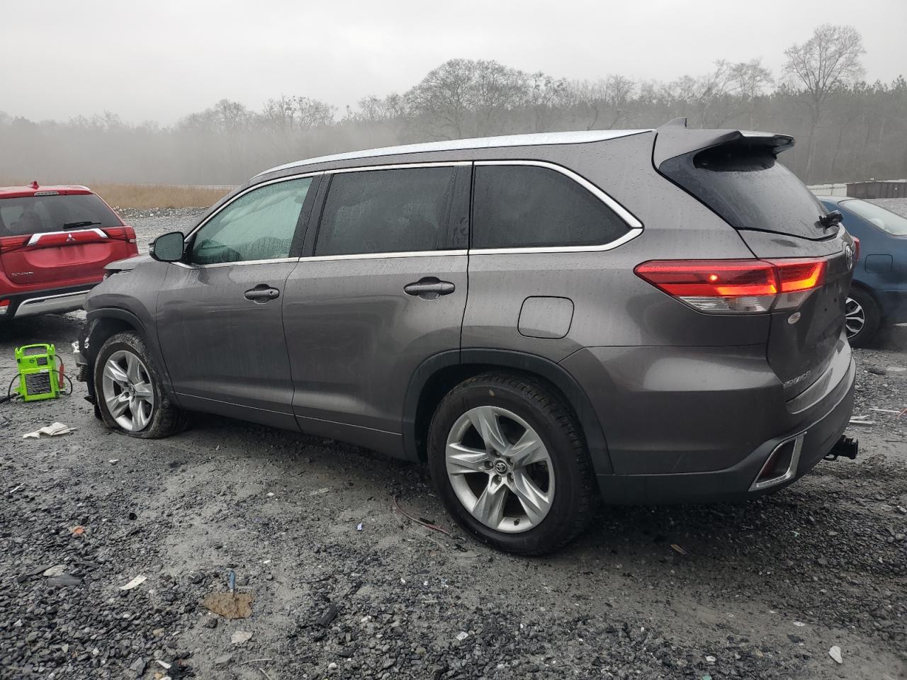 2017 Toyota Highlander VIN 5TDYZRFH3HS192047 Copart auction photo, front end / minor dent/scratches damage thumbnail 2