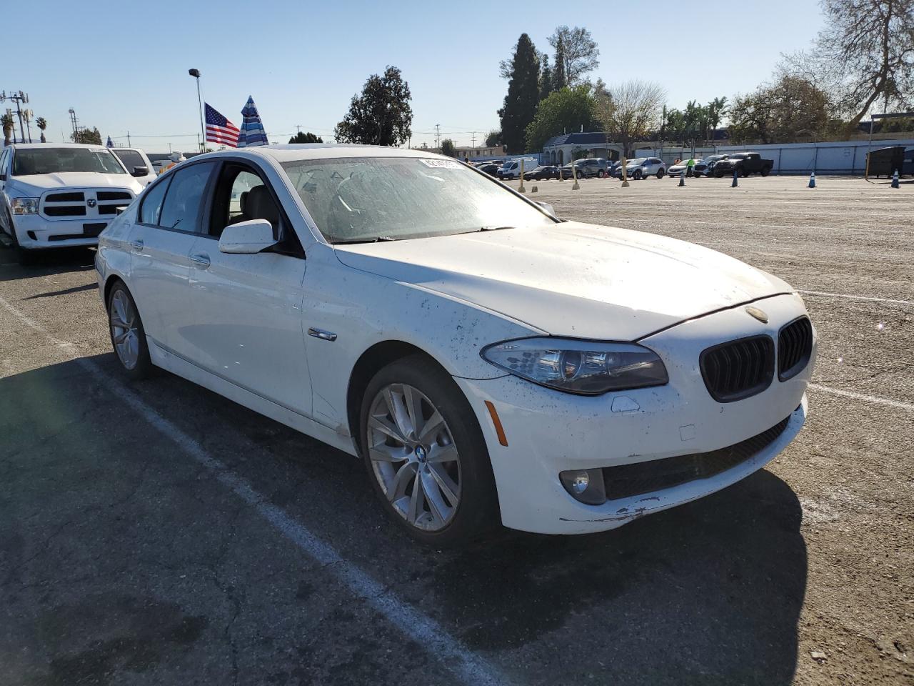 2011 BMW 5er VIN WBAFR7C53BC607427 Copart auction photo, rear end / minor dent/scratches damage thumbnail 4