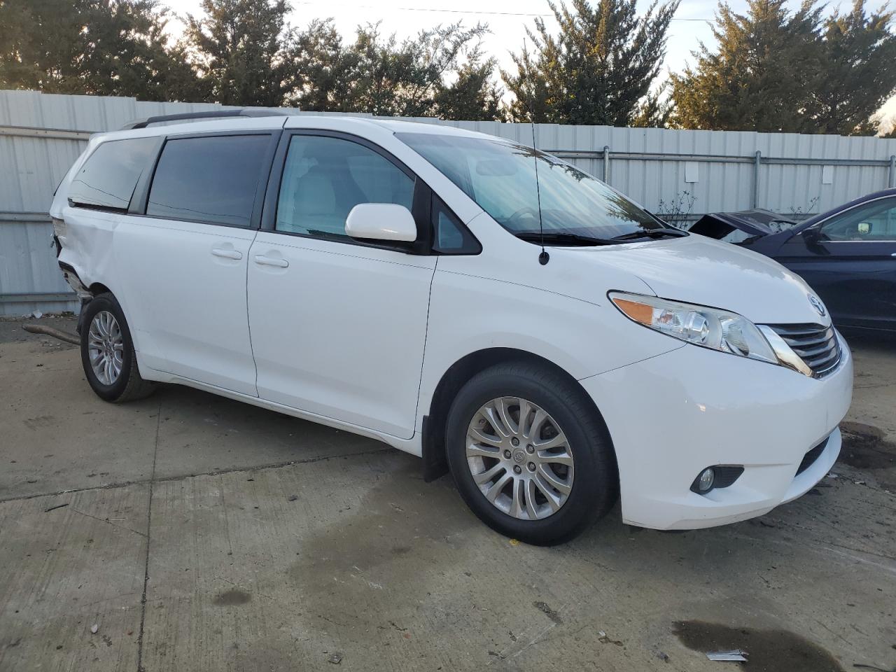2012 Toyota Sienna VIN 5TDYK3DC6CS190973 Copart auction photo, rear end damage thumbnail 4