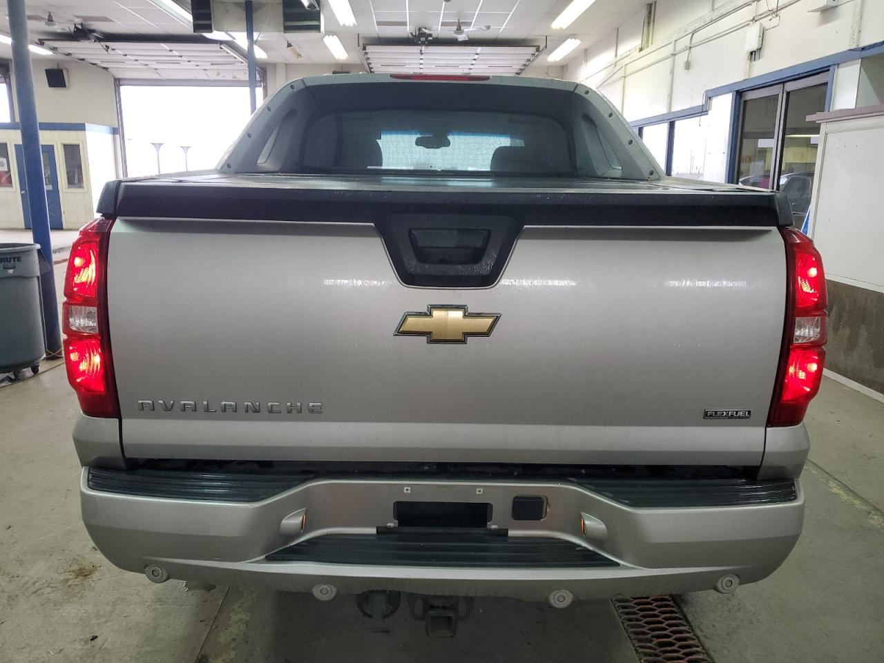 2008 Chevrolet Avalanche VIN 3GNFK12358G143395 Copart auction photo, minor dent/scratches damage thumbnail 6
