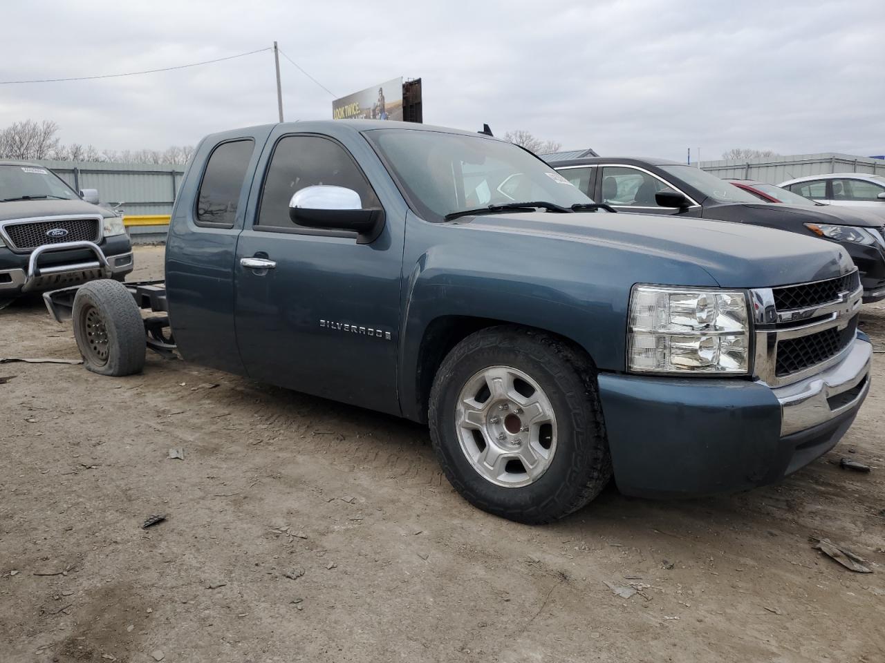 2009 Chevrolet Silverado VIN 1GCEC29049Z264617 Copart auction photo, side / front end damage thumbnail 4