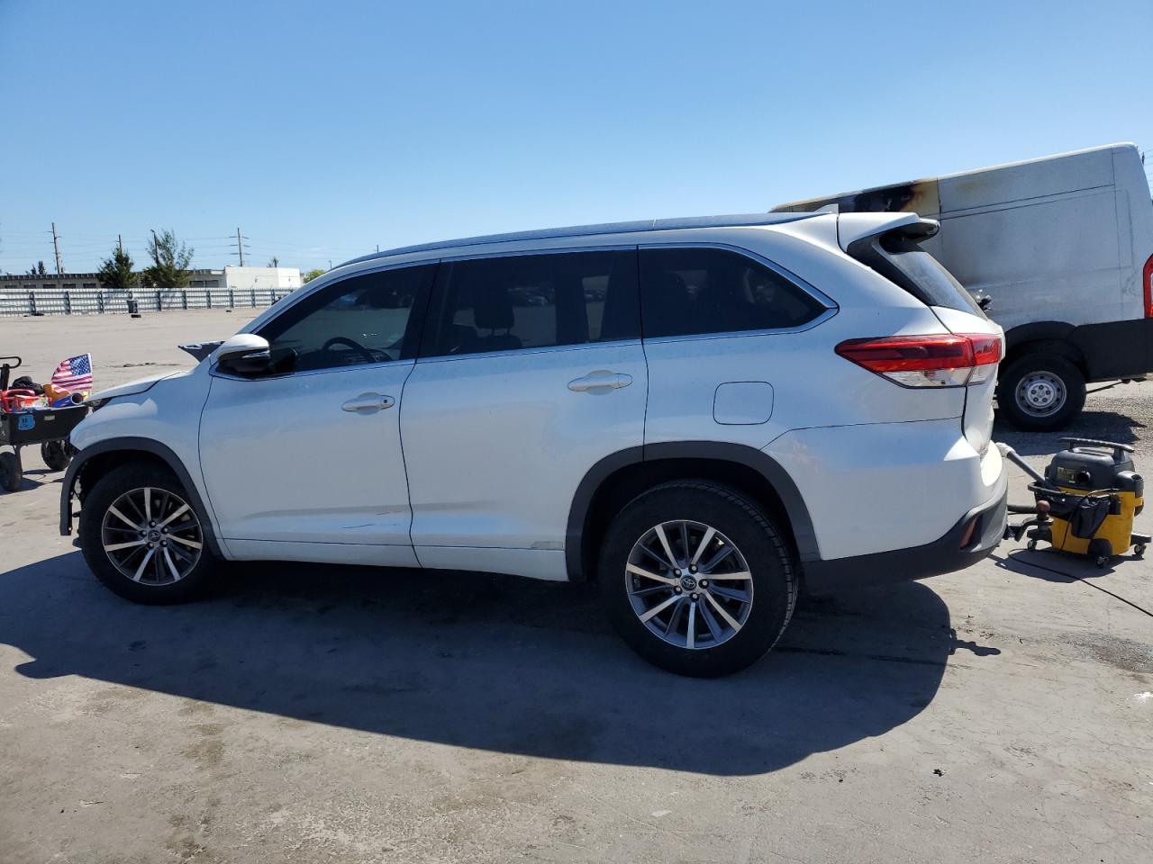 2017 Toyota Highlander VIN 5TDKZRFH5HS521515 Copart auction photo, front end / undercarriage damage thumbnail 2