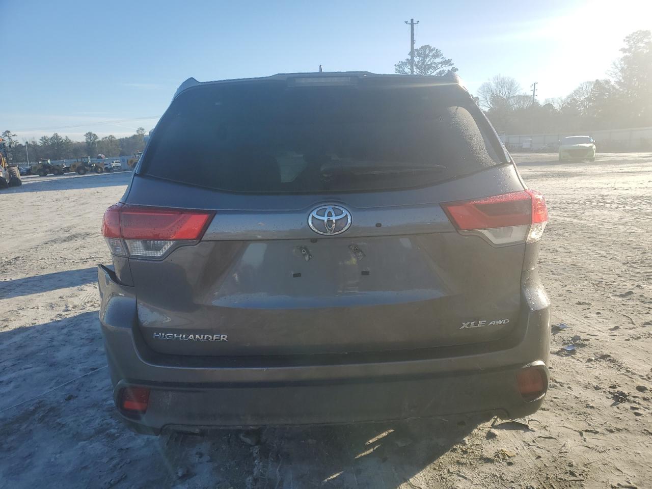 2018 Toyota Highlander VIN 5TDJZRFH1JS495223 Copart auction photo, front end / side damage thumbnail 6