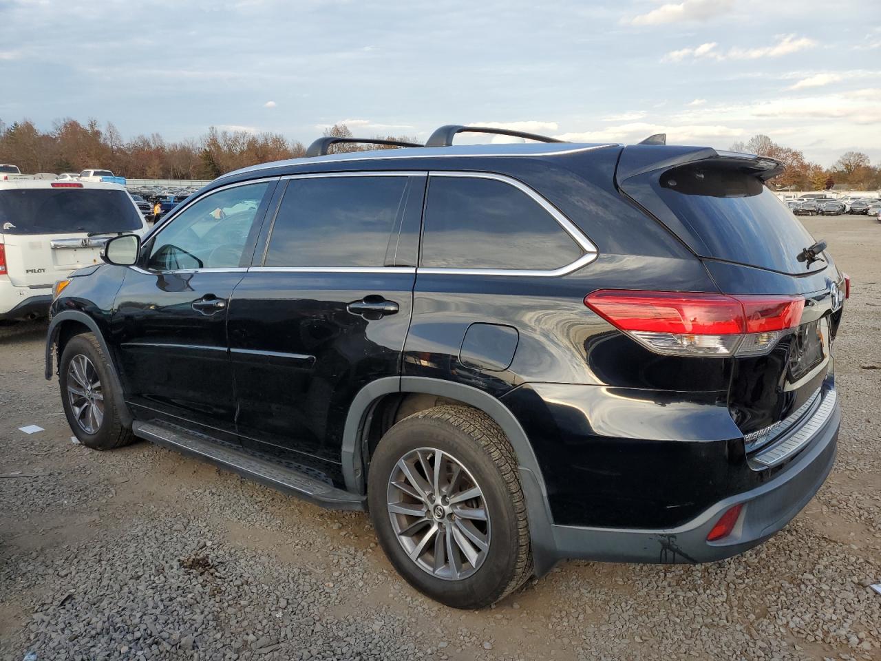 2018 Toyota Highlander VIN 5TDJZRFH0JS557033 Copart auction photo, front end damage thumbnail 2