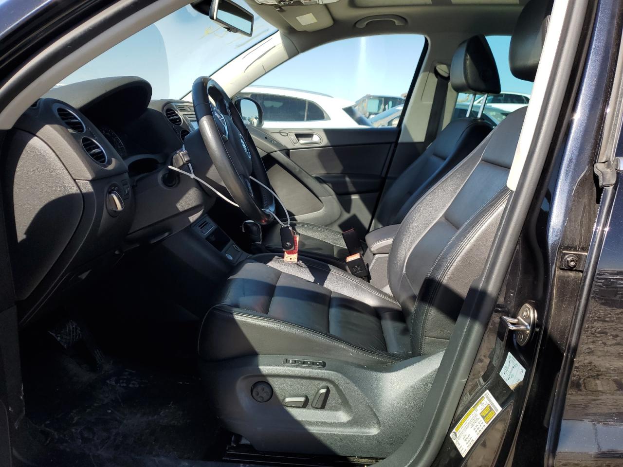 2017 Volkswagen Tiguan VIN WVGVV7AX1HK004856 Copart auction photo, front end / minor dent/scratches damage thumbnail 7