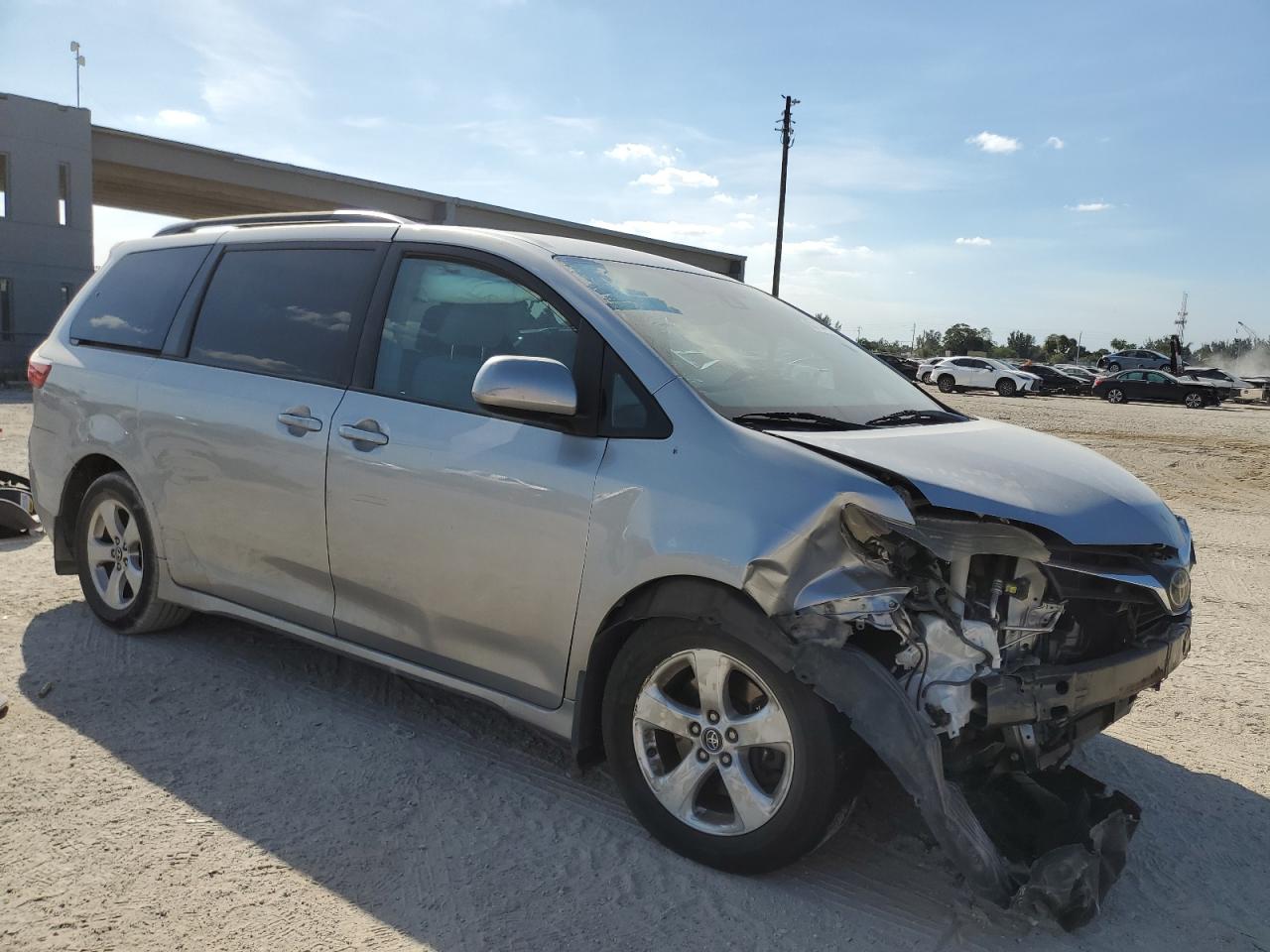 2018 Toyota Sienna VIN 5TDKZ3DC0JS903123 Copart auction photo, front end / minor dent/scratches damage thumbnail 4