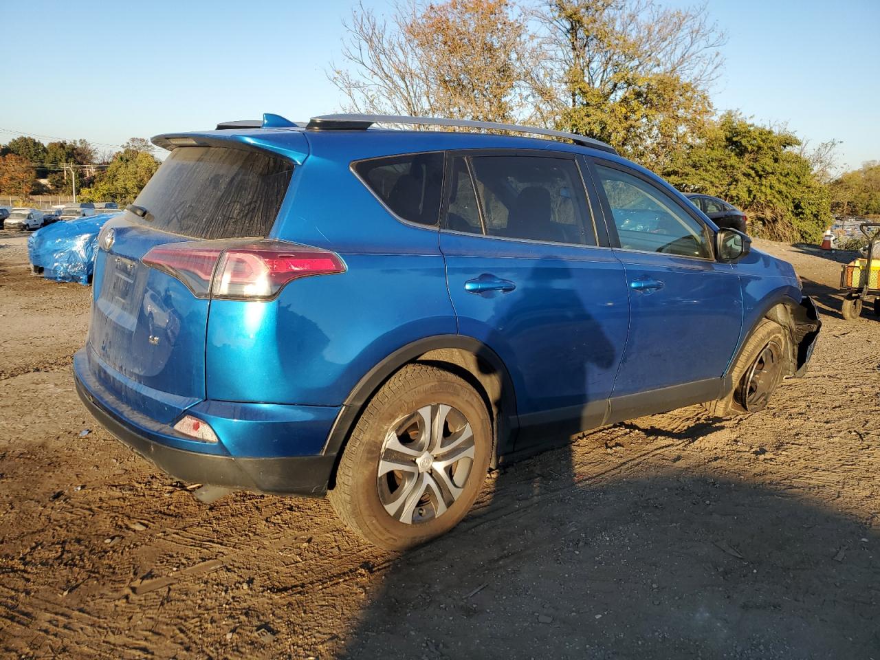 2017 Toyota RAV 4 VIN JTMZFREV6HJ712114 Copart auction photo, front end / side damage thumbnail 3