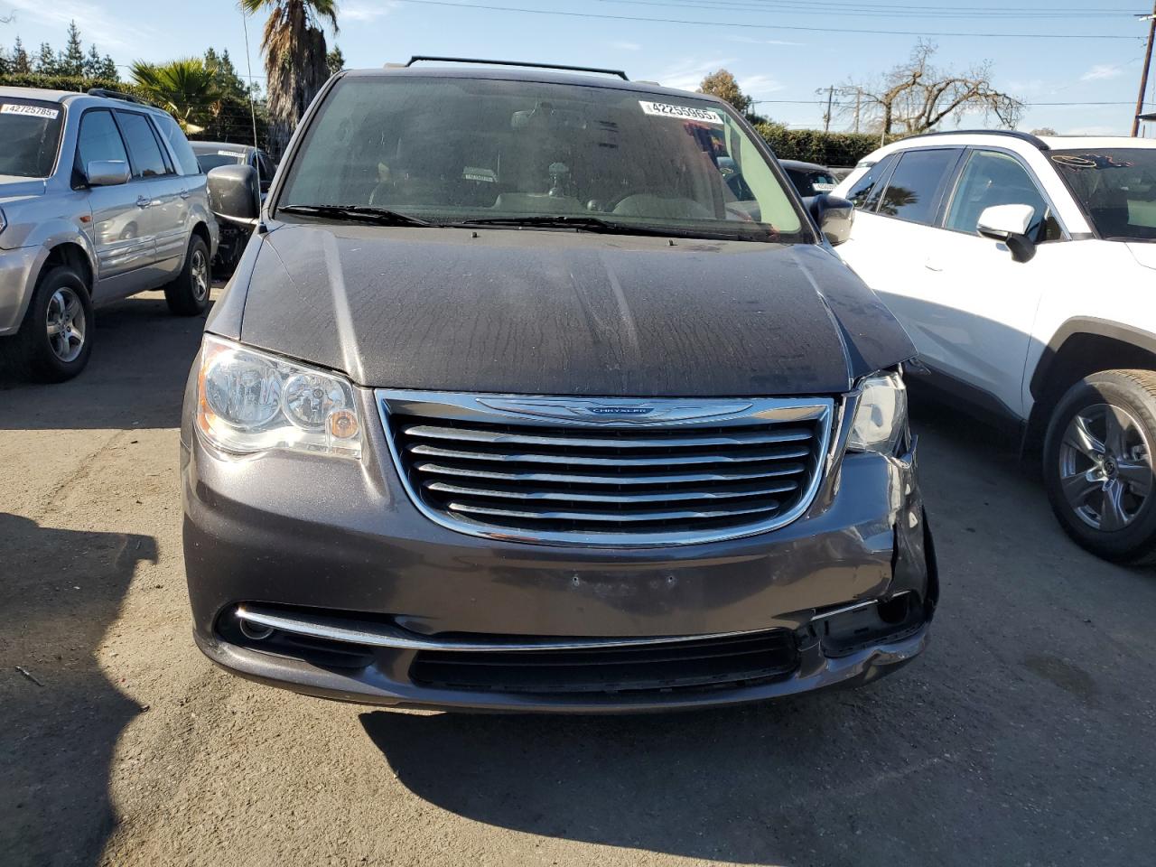2016 Chrysler Town & Country VIN 2C4RC1BG6GR296656 Copart auction photo, front end damage thumbnail 5
