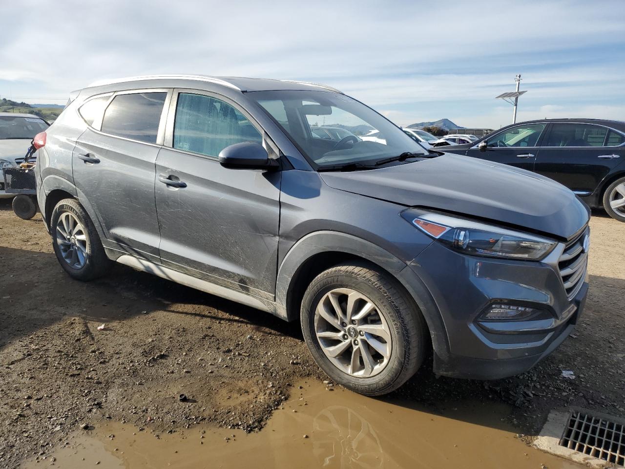 2018 Hyundai Tucson VIN KM8J33A40JU724680 Copart auction photo, vandalism damage thumbnail 4
